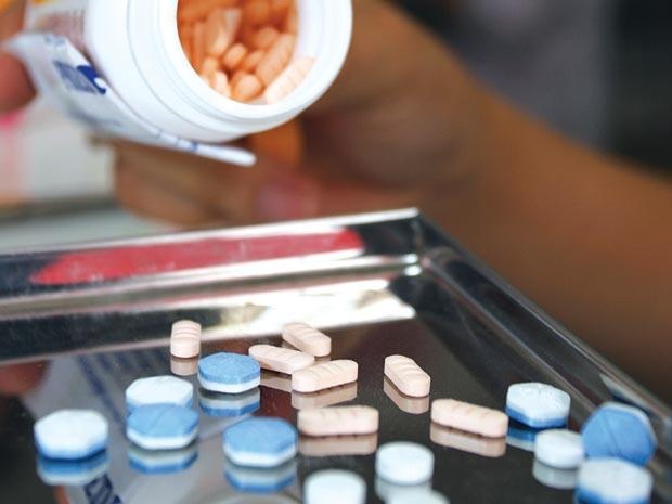 Bac si ke toa thuoc ​voi gia 'cat co' hinh anh