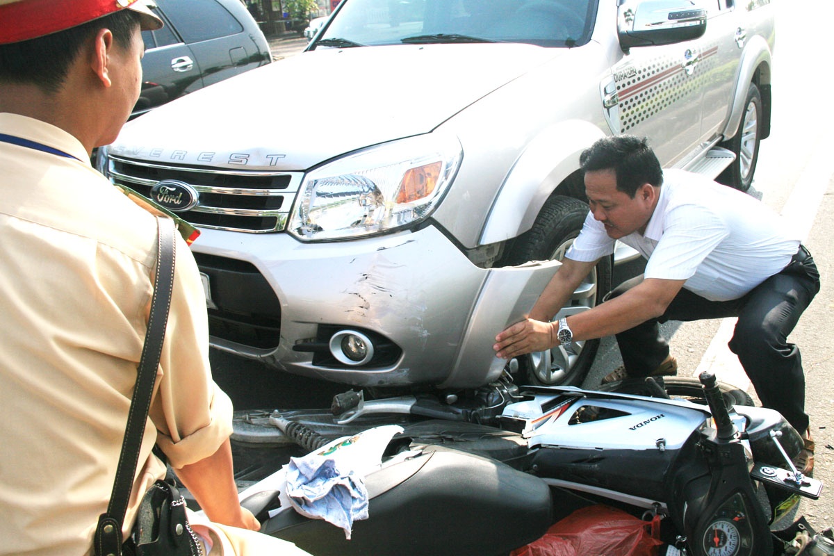 Chay tron CSGT, thanh nien di xe may dau dau oto hinh anh