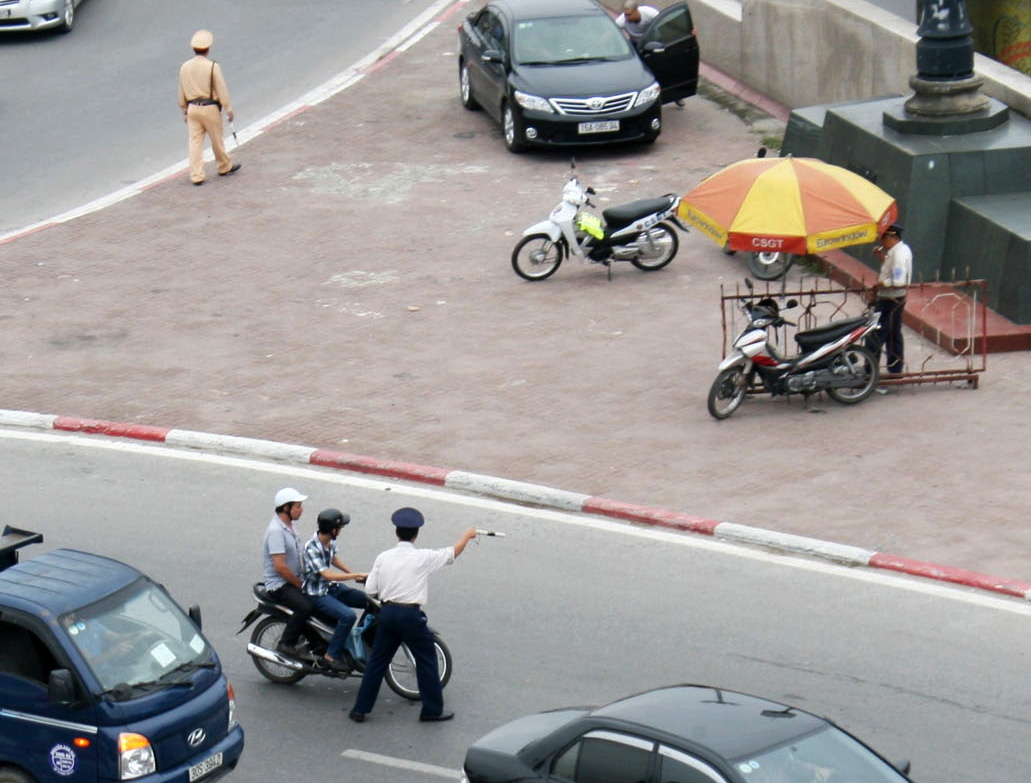 Bao ve cau chan xe vi pham truoc mat canh sat hinh anh