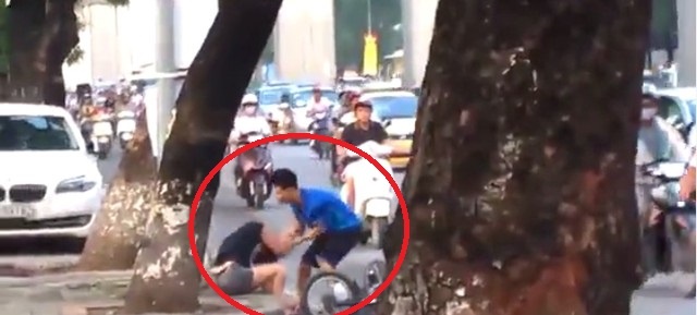 Thanh nien tum toc, keo le nguoi phu nu tren pho hinh anh