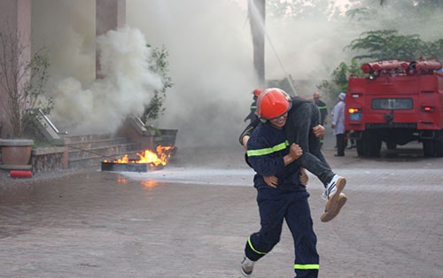 Đưa nạn nhân ra khỏi đám cháy.