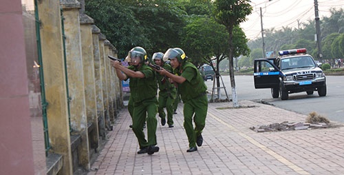 Đại tá Bùi Hữu Liêm, Phó giám đốc Công an tỉnh Hưng Yên cho biết, cuộc diễn tập xử trí tình huống A2, là dịp nâng cao nhận thức về âm mưu, phương thức hoạt động phá hoại của các thế lực thù địch và phần tử xấu, tạo sự chuyển biến mạnh mẽ trong nhận thức và hành động của các cấp, các ngành và quần chúng nhân dân về công tác phòng, chống khủng bố, biểu tình bạo loạn. 