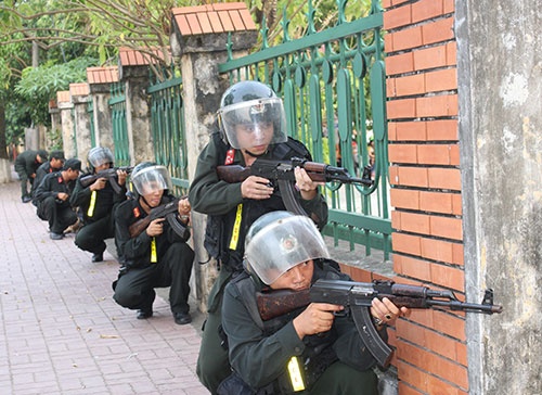 Cong an dien tap danh bat khung bo hinh anh