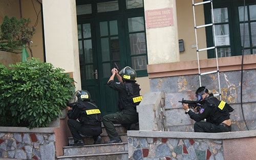  Tiếp đó là đội hình của lực lượng cảnh sát cơ động.  