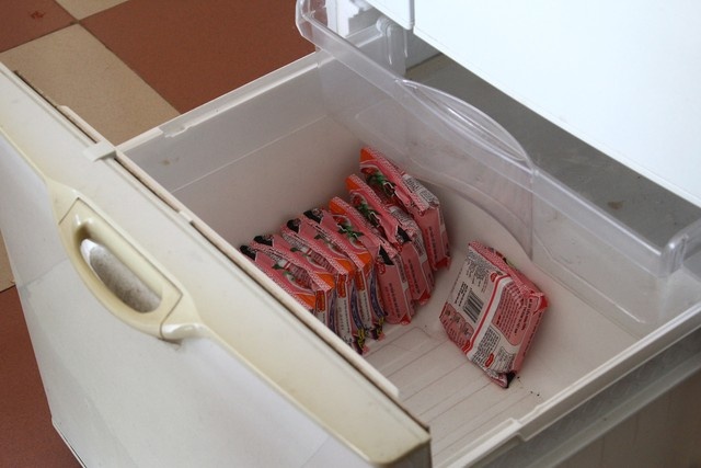 Trong tủ lạnh, lúc nào cũng có hàng chục gói mì tôm - thức ăn chính của Dương. 