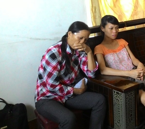 Người thân chờ thông tin về thủy thủ mất tích trong lo lắng.