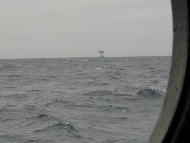 Nhà giàn DK1/11 (Tư chính 3) nhỏ nhoi trong bạt ngàn sóng gió.