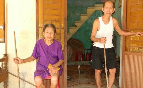 Bi bat vi dung thuoc me cuop tai san cua nguoi gia hinh anh