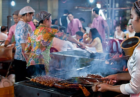 Ở nhiều quán nhậu, số tiếp viên nam chỉ chiếm rất ít.