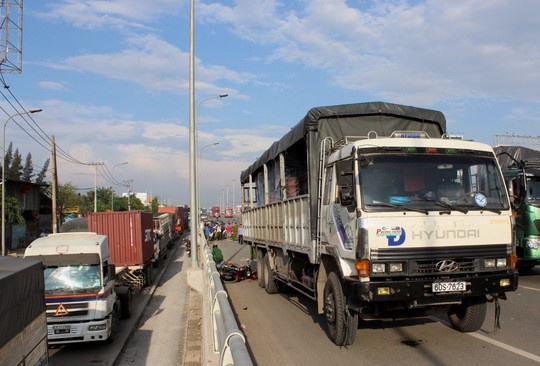 Xe tai can chet nguoi chong truoc mat vo hinh anh