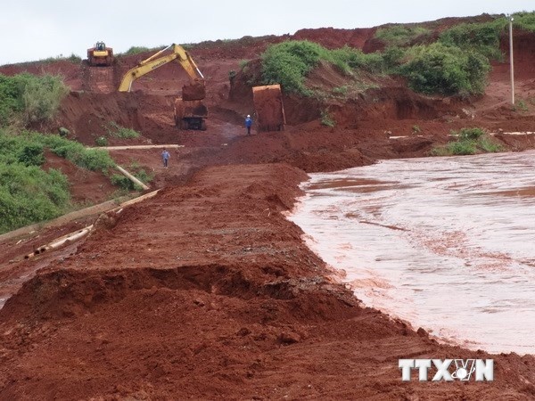 Thi công khắc phục hậu quả vụ vỡ đê.