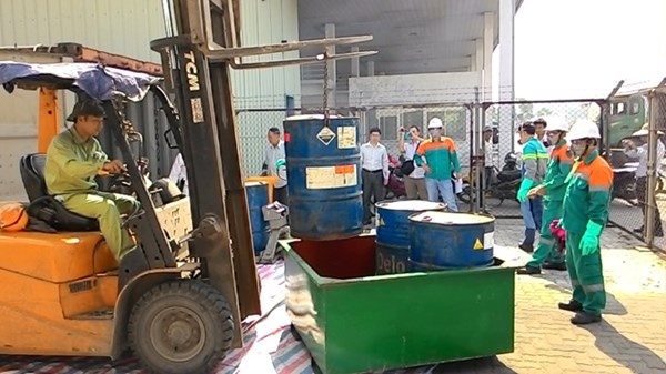 Van chuyen thanh cong 7.000 lit dau doc hai ve Kien Giang hinh anh