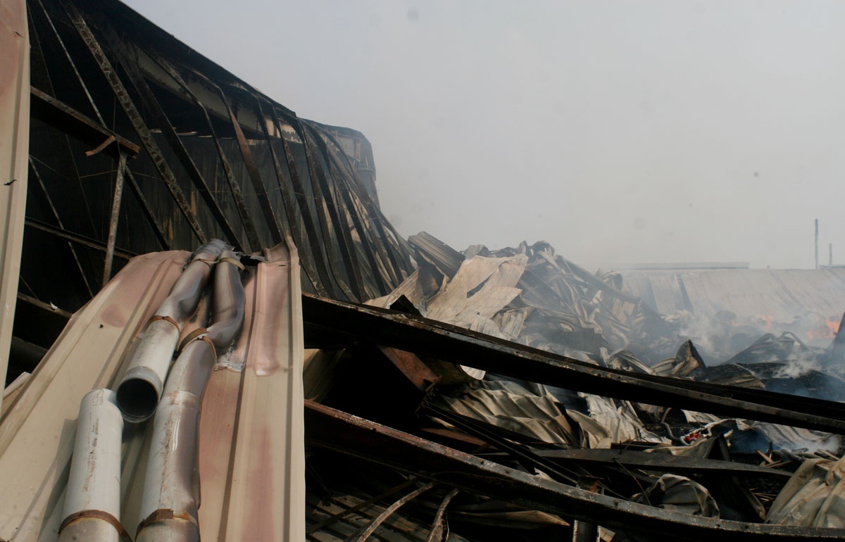 10.000 m2 nha xuong KCN Quang Minh tan hoang hinh anh