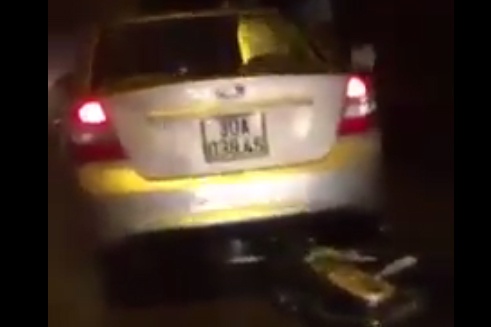 Dan truy duoi 2 km bat tai xe oto keo le xe may hinh anh