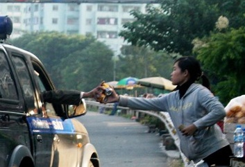 Thoai mai mua nuoc, ban banh my giua cao toc hinh anh