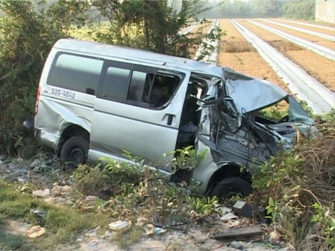 Xe khach tong truc dien xe tai, 5 nguoi bi thuong nang hinh anh