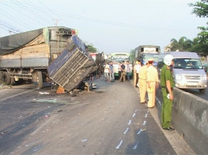 Xe tải nằm chắn ngang đường khiến giao giao thông tắt nghẽn.