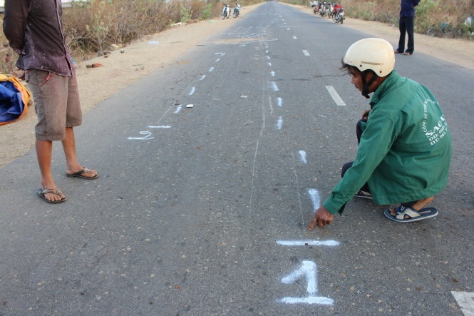Vết cày xước đầu tiên của xe máy in trên mặt đường sau khi bị xe đầu kéo lôi đi 50 mét.