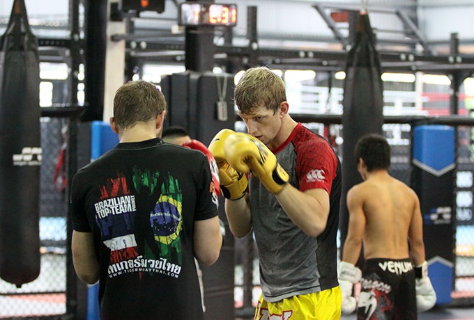 Van Der Kuijl (phải) tập luyện với Dan Hooker tại Saigon Sports Club.