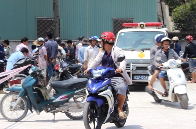 Thi the tre so sinh bi vut tren bo kenh hinh anh