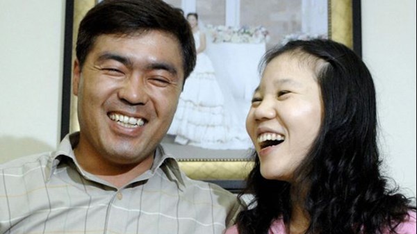 im Choong-Hwan, tài xế xe tải người Hàn Quốc chụp ảnh cùng cô vợ người Việt, Ngo Ngoc Quy Hong, 21 tuổi trong căn hộ của họ ở Osan, phía nam Seoul. Ảnh chụp năm 2011. Ảnh: Globalpost.com/Getty images.