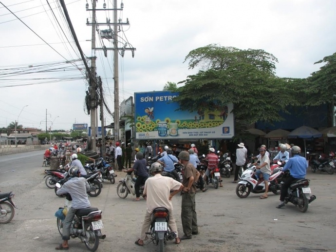 Nhan vien sua cap bi dien hut treo lo lung 30 phut hinh anh