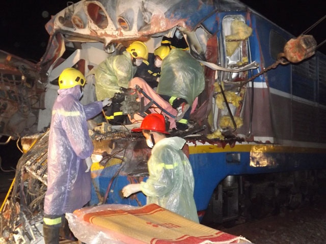 Can canh vu tai nan duong sat nghiem trong trong dem hinh anh