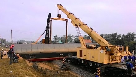 Dieu cau 100 tan cuu ho tau dam dut doi xe tai hinh anh