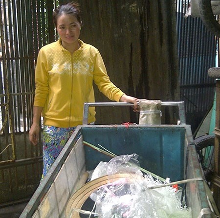 Chị Huỳnh Thị Ánh Hồng bên xe mua ve chai thường nhật.