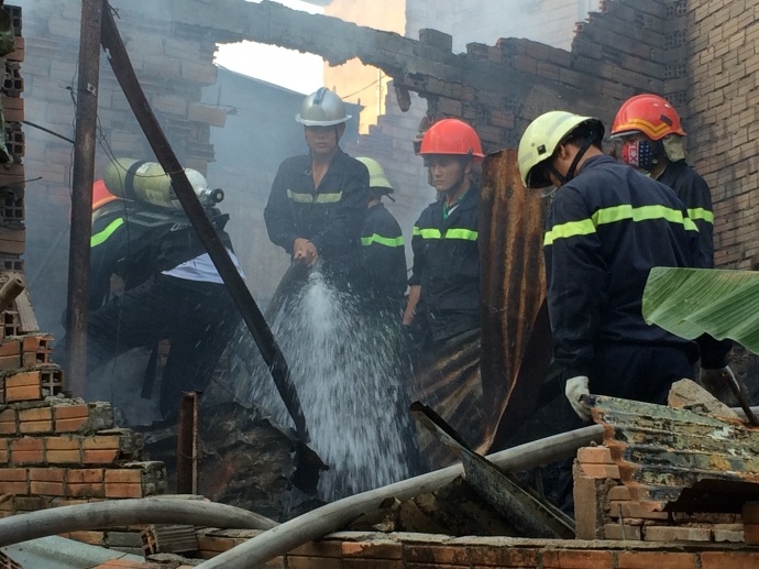 Nha vang chu, linh cuu hoa pha tuong dap lua hinh anh