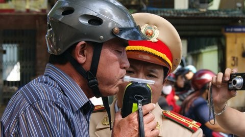 Đo nồng độ cồn người tham gia giao thông.