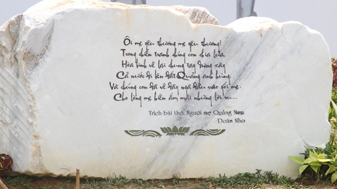 Khac tho sai chinh ta tren tuong dai me Viet Nam anh hung hinh anh