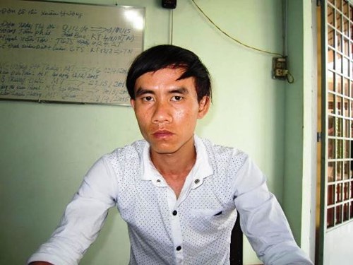 Nhan tin khoe voi ban sau khi xam hai doi thieu nu hinh anh