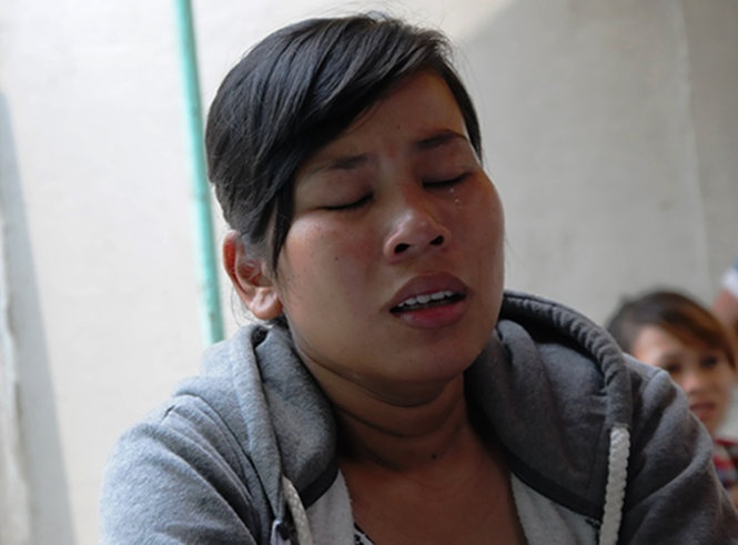 Chị Thúy khóc nức nở khi nhắc lại câu chuyện con mình bị diều cuốn.