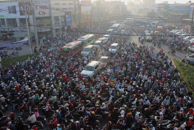 TP.HCM: Xay cau, mo duong, xe co van ket cung hinh anh