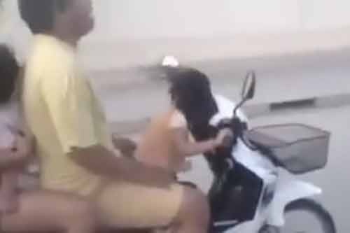 Be gai lai xe may, phong nhu bay tren duong hinh anh