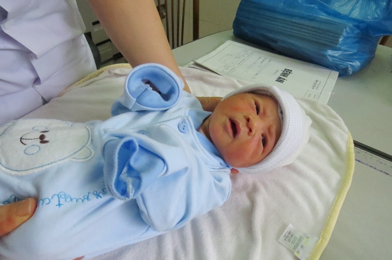 Me bo roi con sau ca mo de hinh anh