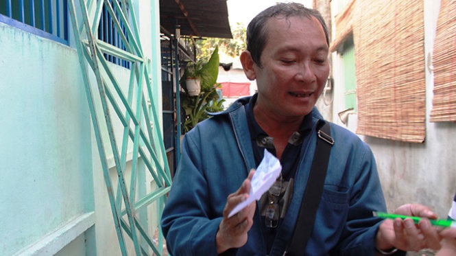 Vu be trai bi dieu cuon: Bat luc nhin con roi hinh anh