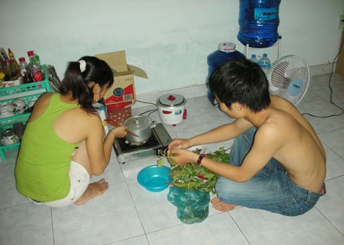 Sinh vien song chung co vi pham phap luat? hinh anh