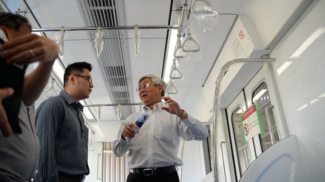 Theo góp ý của chuyên gia, chiều cao tay vịn trong toa tàu không phù hợp với chiều cao trung bình của phụ nữ Việt Nam.