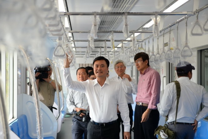 Ông Bùi Xuân Cường - Trưởng ban quản lý đường sắt đô thị TP.HCM cùng với các báo đài tham quan và góp ý hình dáng, màu sắc đoàn tàu tuyến metro số 1. 