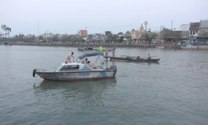 Tai nan duong thuy, ghe cho 50 tan lua chim sau duoi nuoc hinh anh