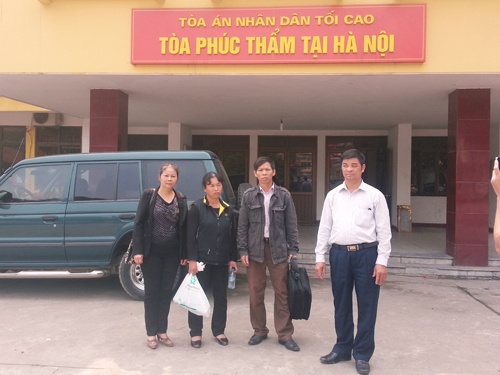 Ông Nguyễn Thanh Chấn (thứ 2 từ trái qua) cùng gia đình tới Tòa phúc thẩm của TAND Tối cao tại Hà Nội ngày 17/3 để bổ sung hơn 100 loại giấy tờ vào đơn đòi bồi thường <abbr class=