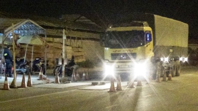 Doan xe qua tai dong loat danh vong, vuot tram can hinh anh