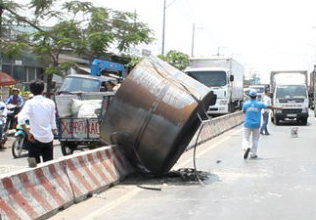 Cuon thep gan 20 tan roi, nguoi di duong hu via hinh anh