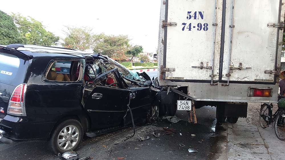 Lao vao xe dong lanh ven duong, oto 7 cho nat bet hinh anh