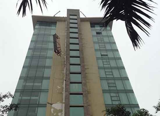 Cap can cau bi tuot, 2 cong nhan lo lung o do cao 60 m hinh anh