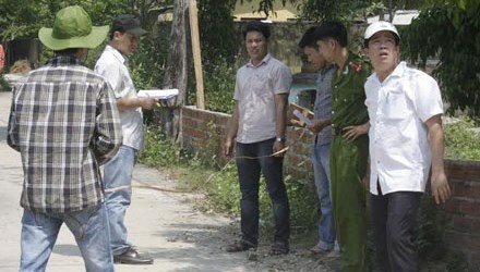 Cơ quan chức năng khám nghiệm hiện trường vụ án.