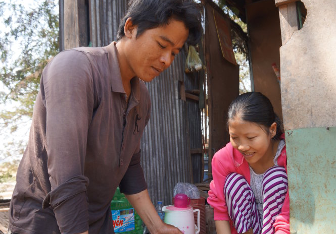 Co tich giua dong bung hinh anh