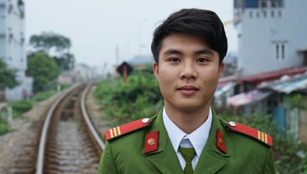 Thuong si canh sat cuu co gai nhay cau tu tu hinh anh